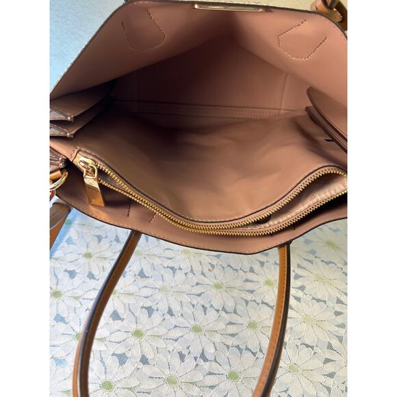 COPY - Michael Kors Shoulder Bag Beige Tan Gold Hardware - Picture 8 of 11